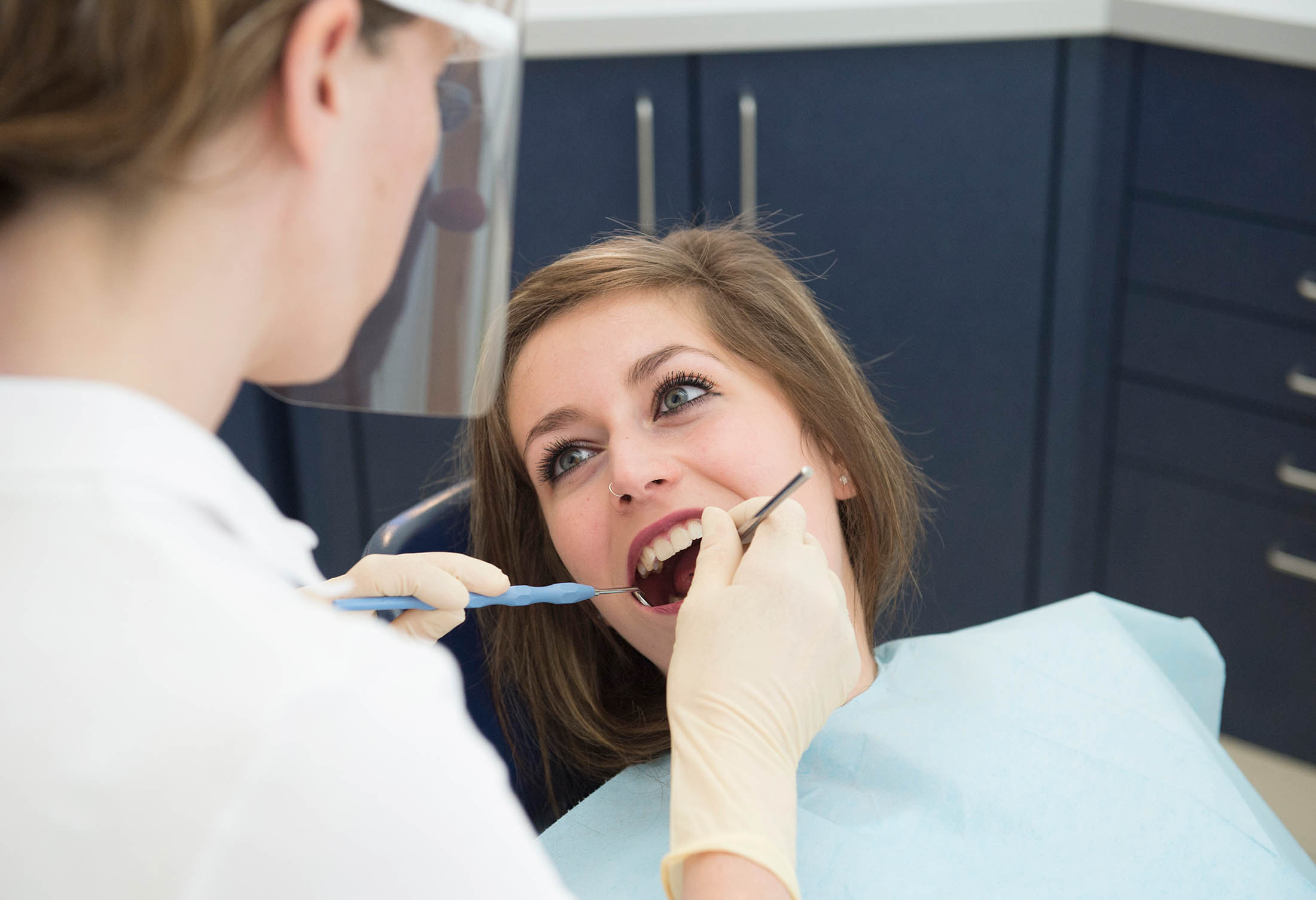 Zahnärztin behandelt Patientin mit hochwertigen Zahnfüllungen in Wien